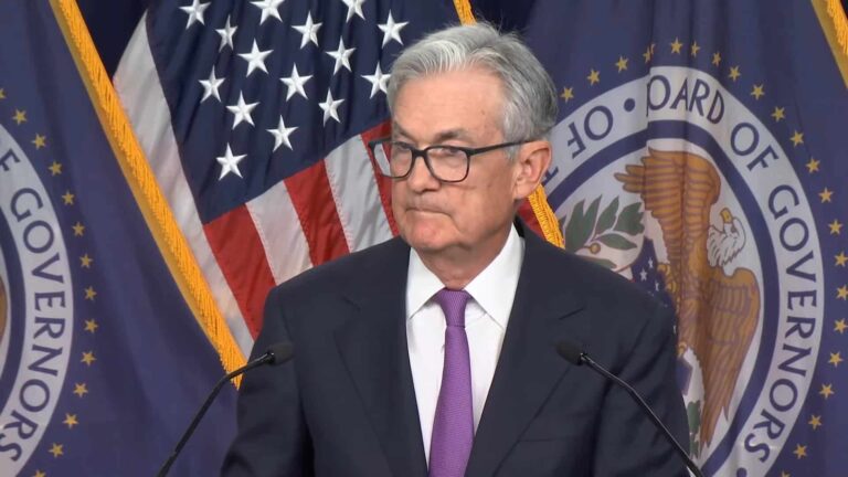 Fed decide não subir taxa de juros, Bitcoin permanece acima dos US$ 27.000